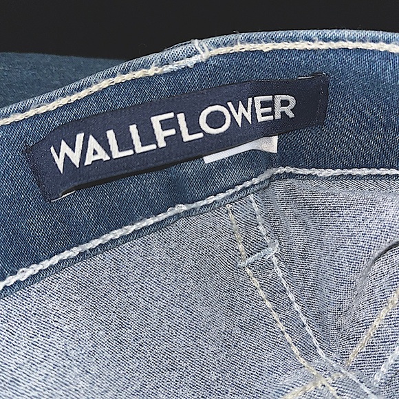 Light Wash Blue Ankle Jeans - Picture 3 of 3